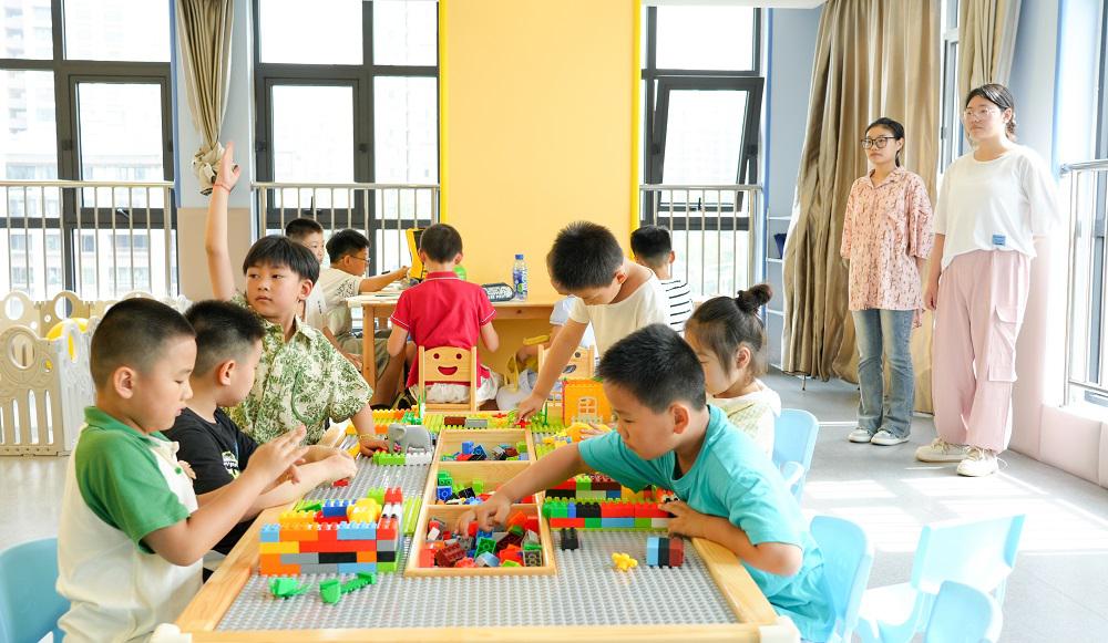 7.孩子們?cè)谕嫱婢?jpg